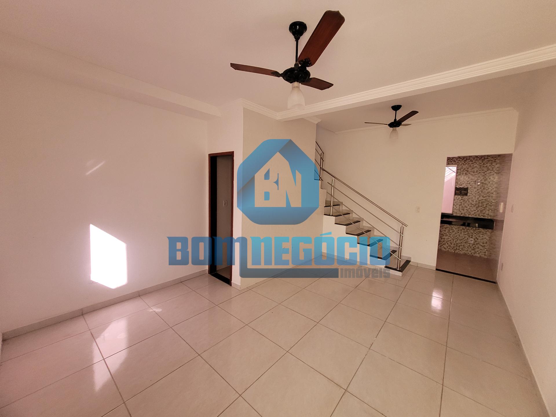 Casa com 2 dormitórios, 2 banheiros e quintal à venda, Parque ...