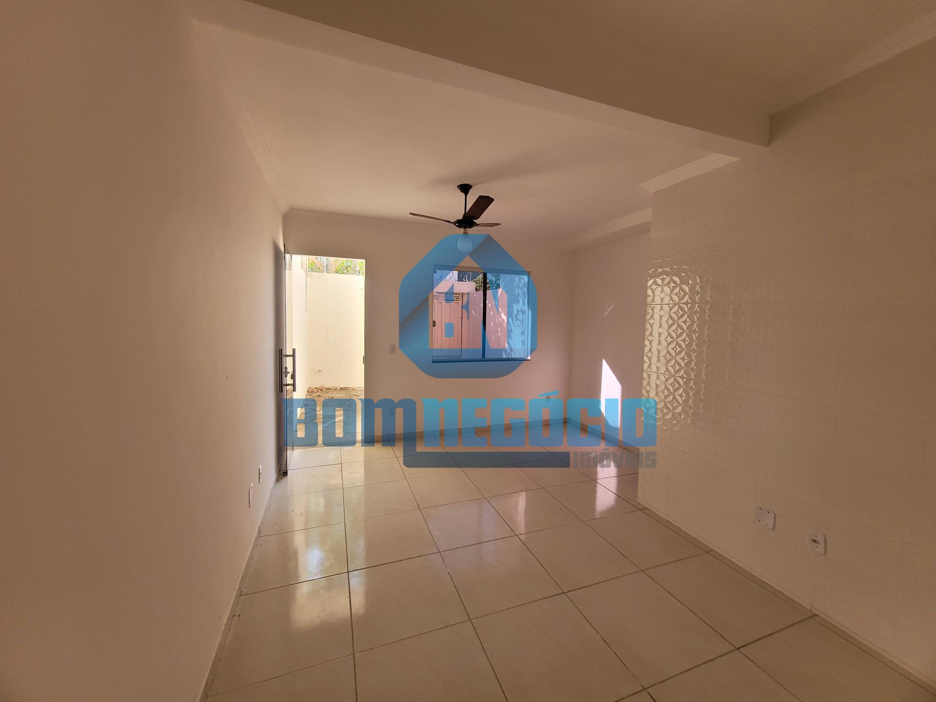 Casa com 2 dormitórios, 2 banheiros e quintal à venda, Parque ...