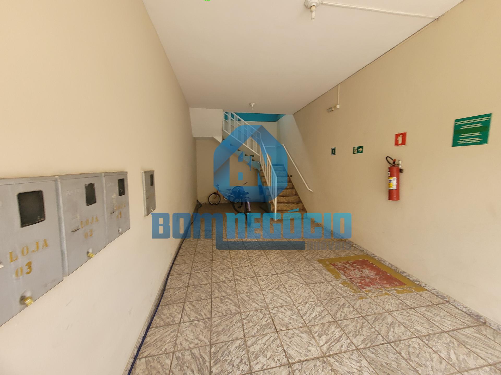 Imóvel com 2 apartamentos e 3 lojas à venda, JBAIRRO VERA CRUZ...