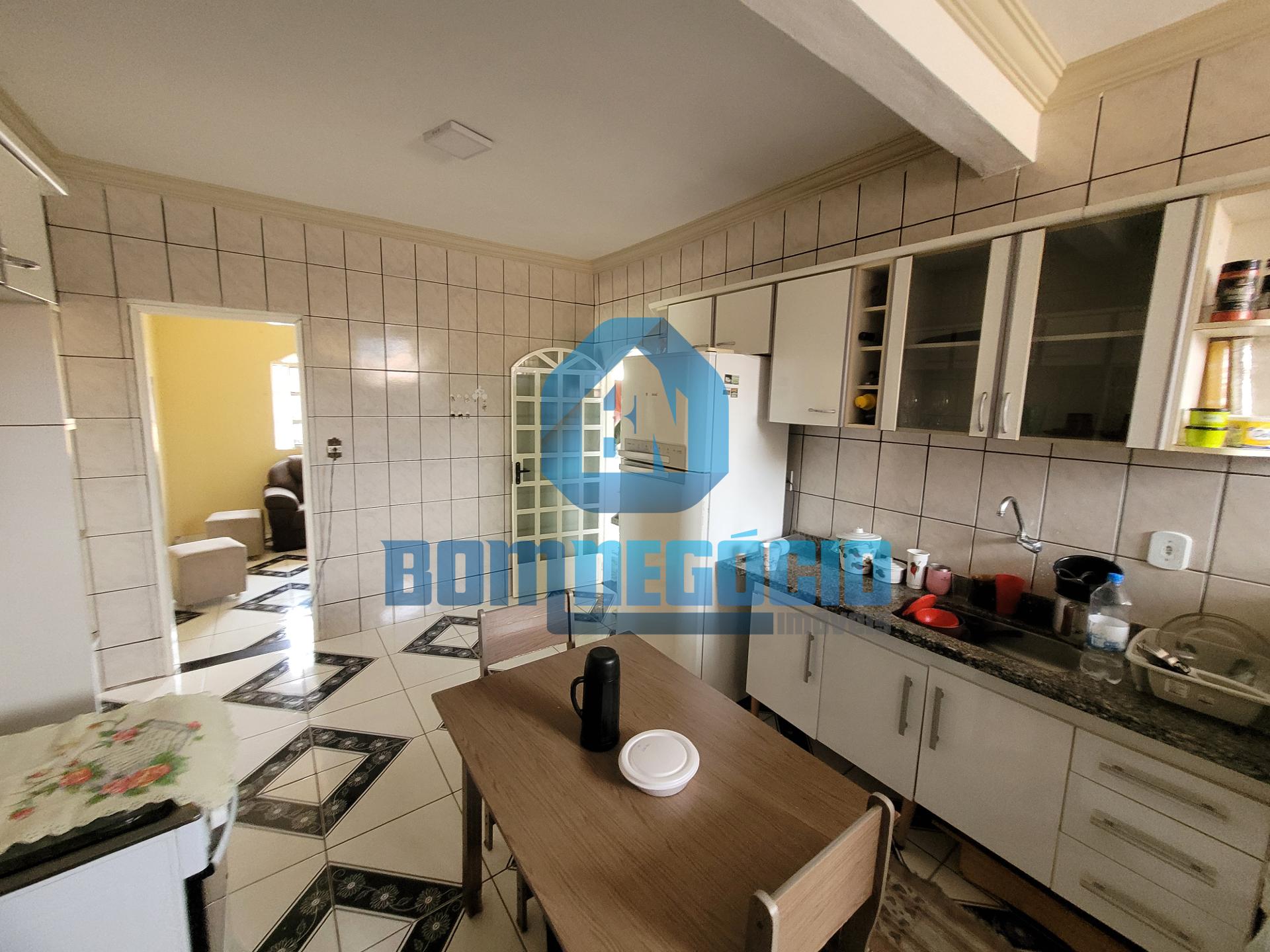 Imóvel com 2 apartamentos e 3 lojas à venda, JBAIRRO VERA CRUZ...
