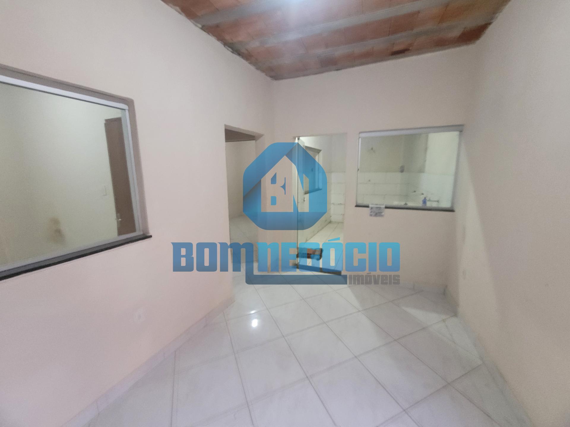 Casa nos fundos com 2 quartos e garagem à venda, BAIRRO VITORI...