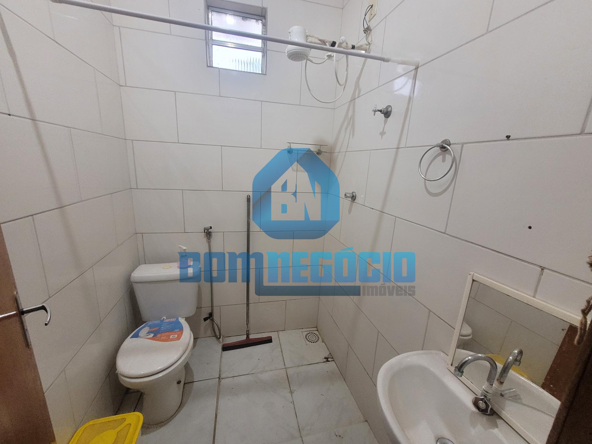 Casa nos fundos com 2 quartos e garagem à venda, BAIRRO VITORI...