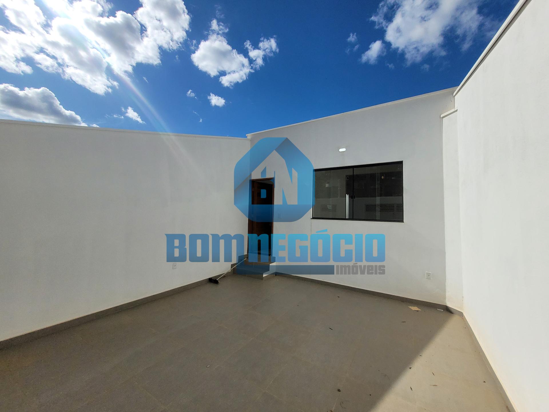 Casa com 2 quartos, quintal e acabamento fino à venda, JARDIM ...
