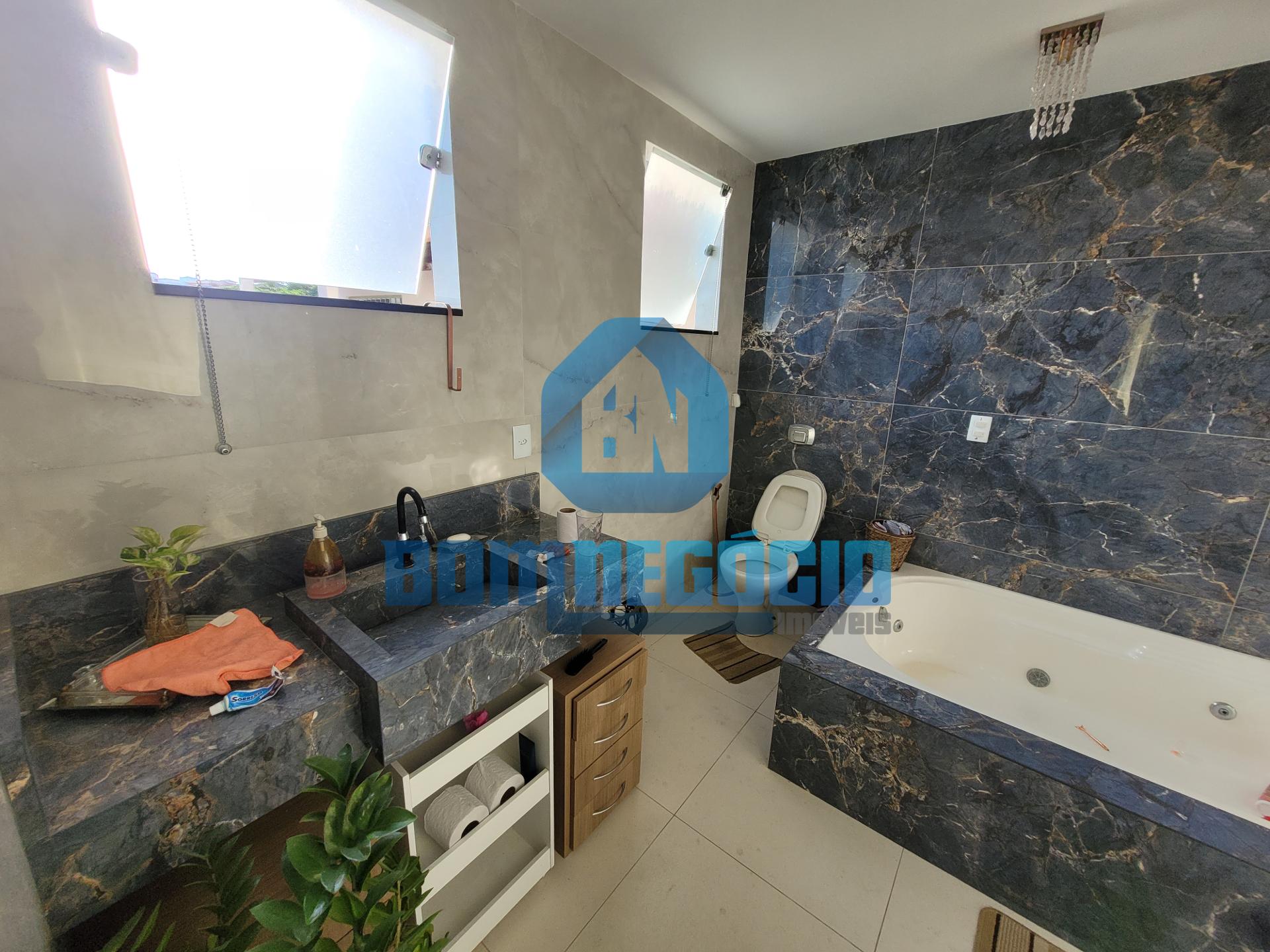 Casa com 5 quartos, 6 banheiros, piscina e terraço à venda, GR...