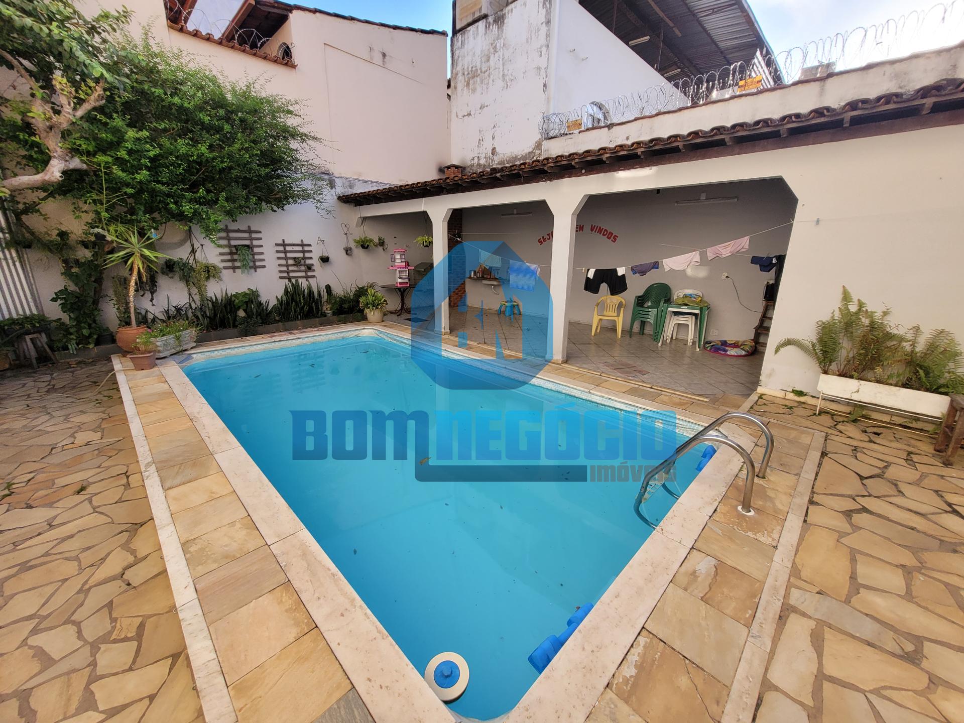 Casa com 5 quartos, 6 banheiros, piscina e terraço à venda, GR...