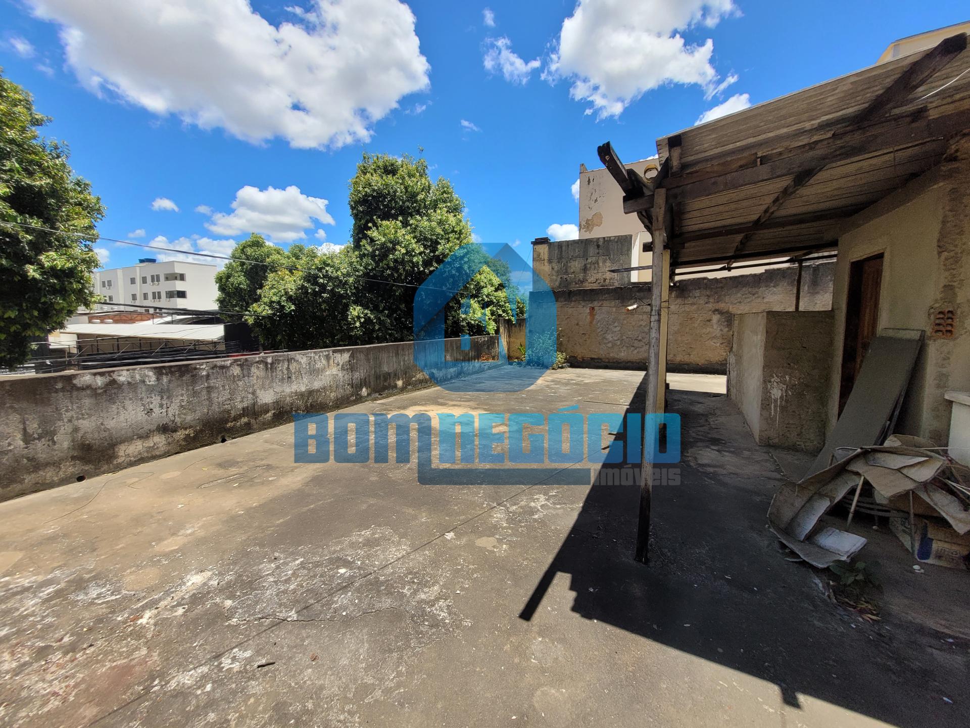 Imóvel amplo com 2 apartamentos e 3 pontos comerciais à venda,...