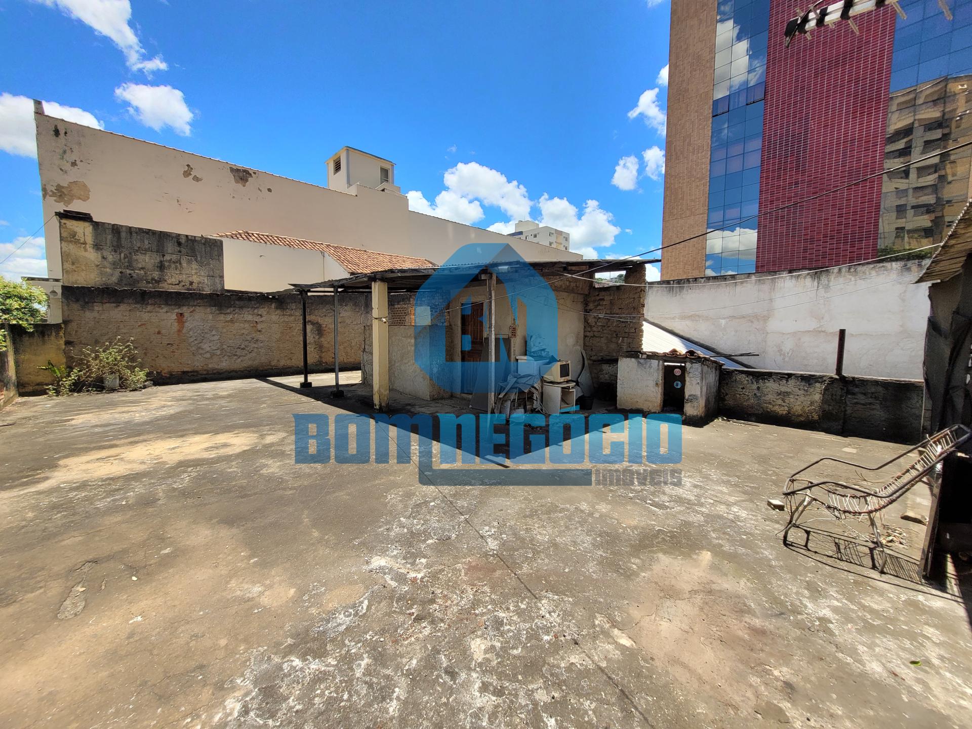 Imóvel amplo com 2 apartamentos e 3 pontos comerciais à venda,...