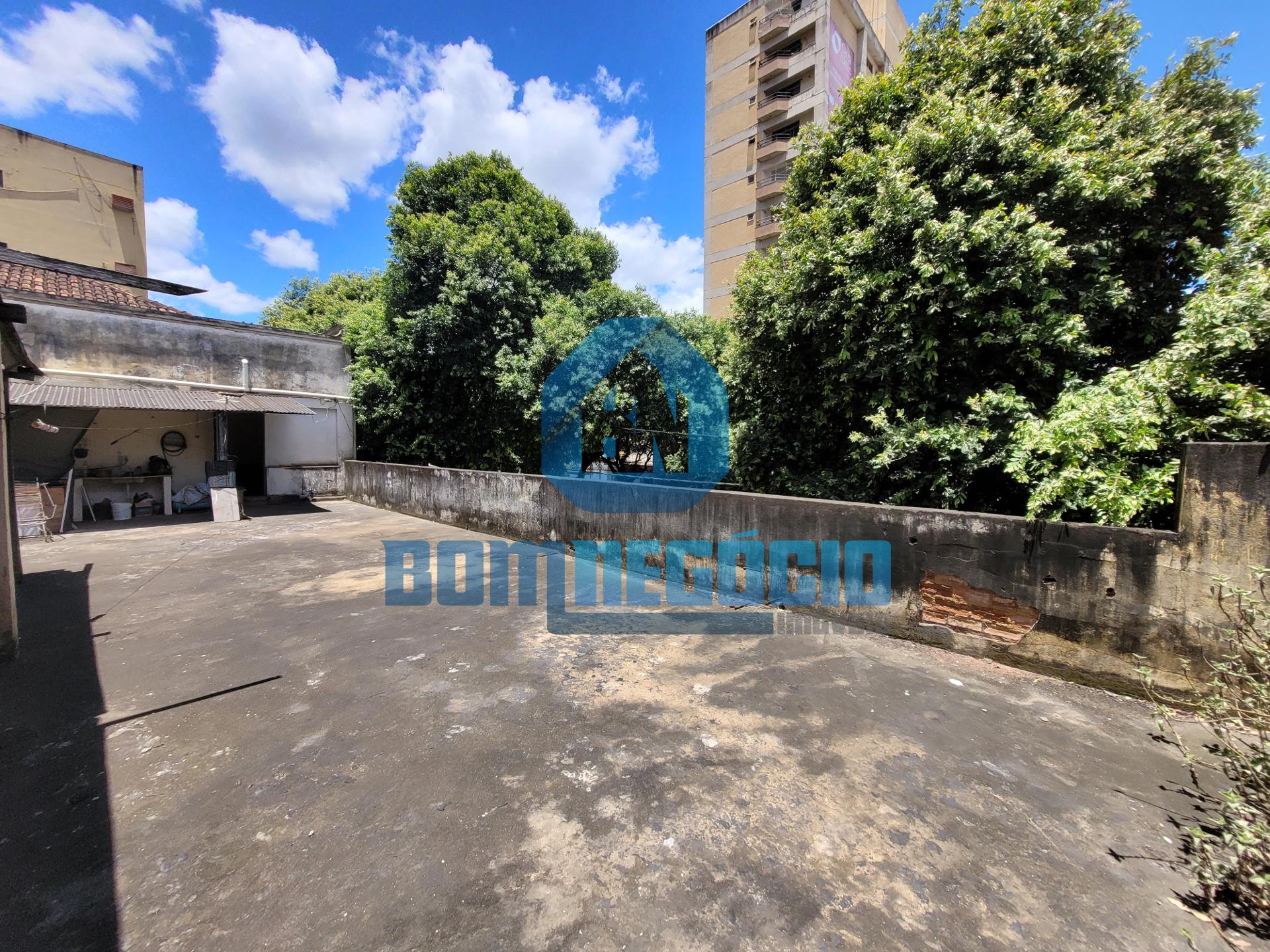 Imóvel amplo com 2 apartamentos e 3 pontos comerciais à venda,...