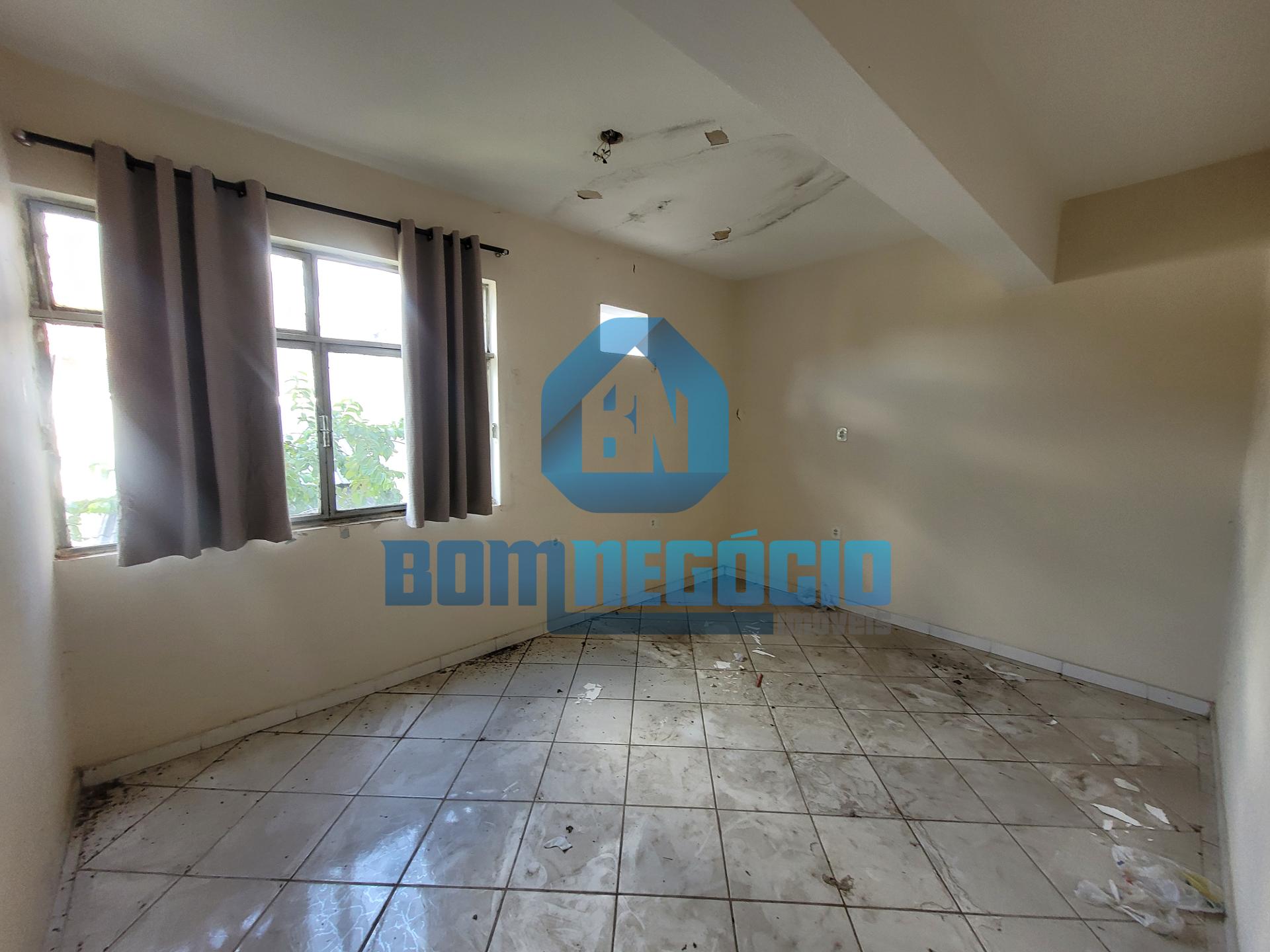 Imóvel amplo com 2 apartamentos e 3 pontos comerciais à venda,...