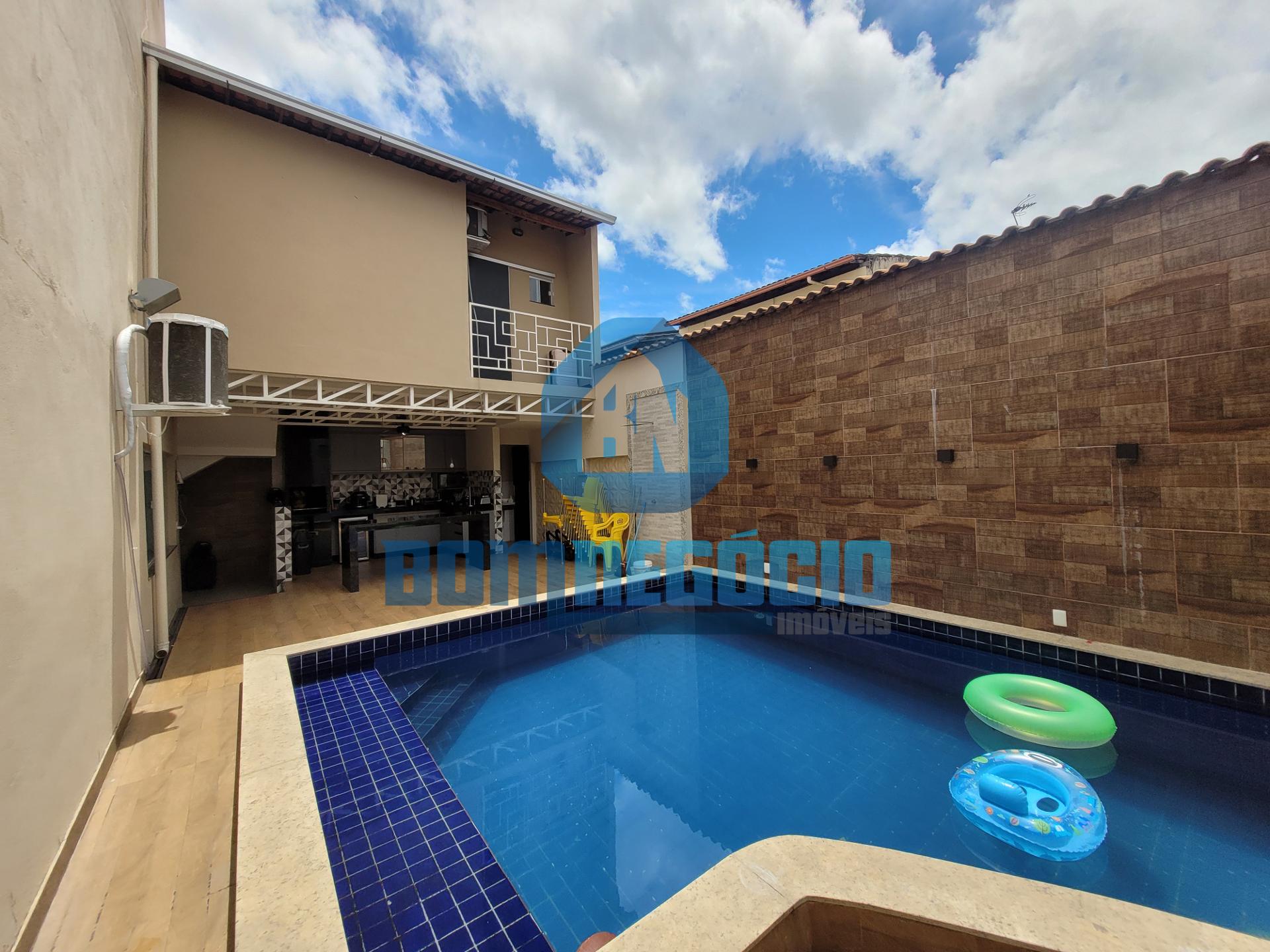 Casa com 2 suítes, área gourmet com piscina e planejados à ven...