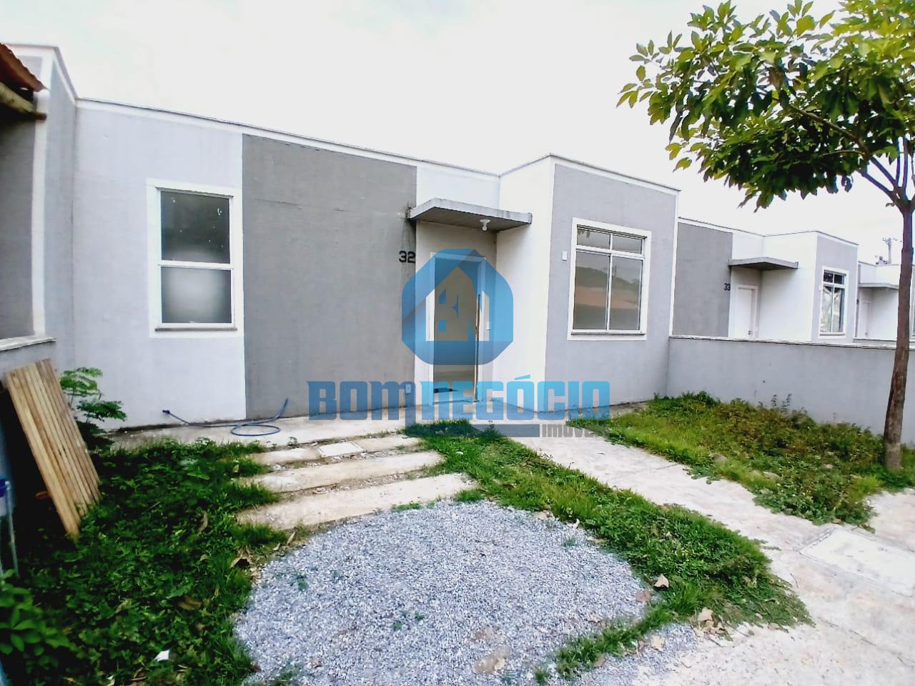 Excelente casa plana e em condomínio fechado à venda no Bairro...