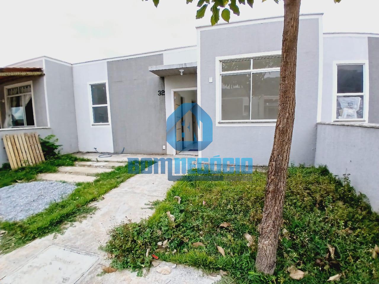 Excelente casa plana e em condomínio fechado à venda no Bairro...