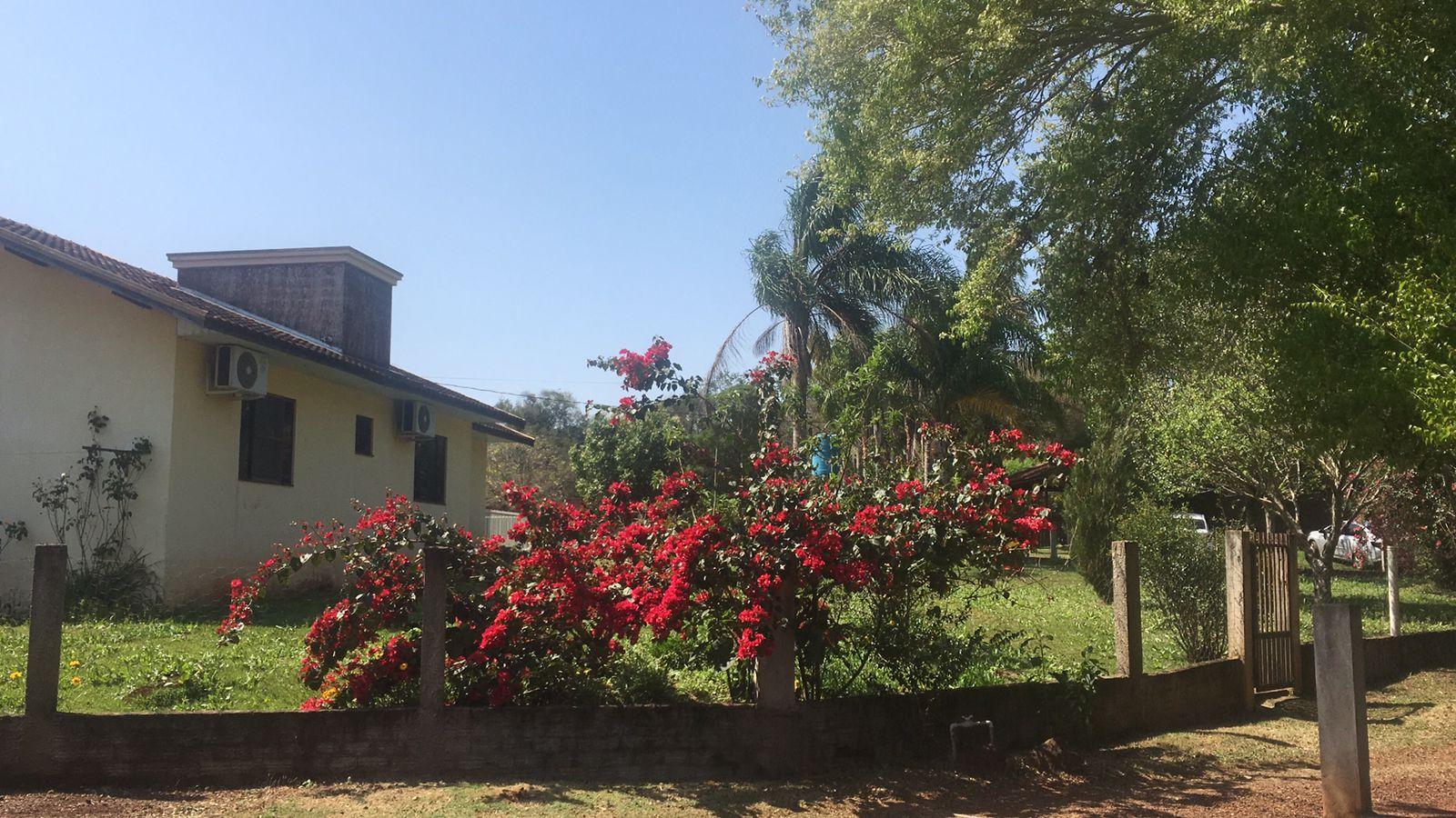 Chácara Urbana com Linda Casa em Condomínio Fechado com Rio To...