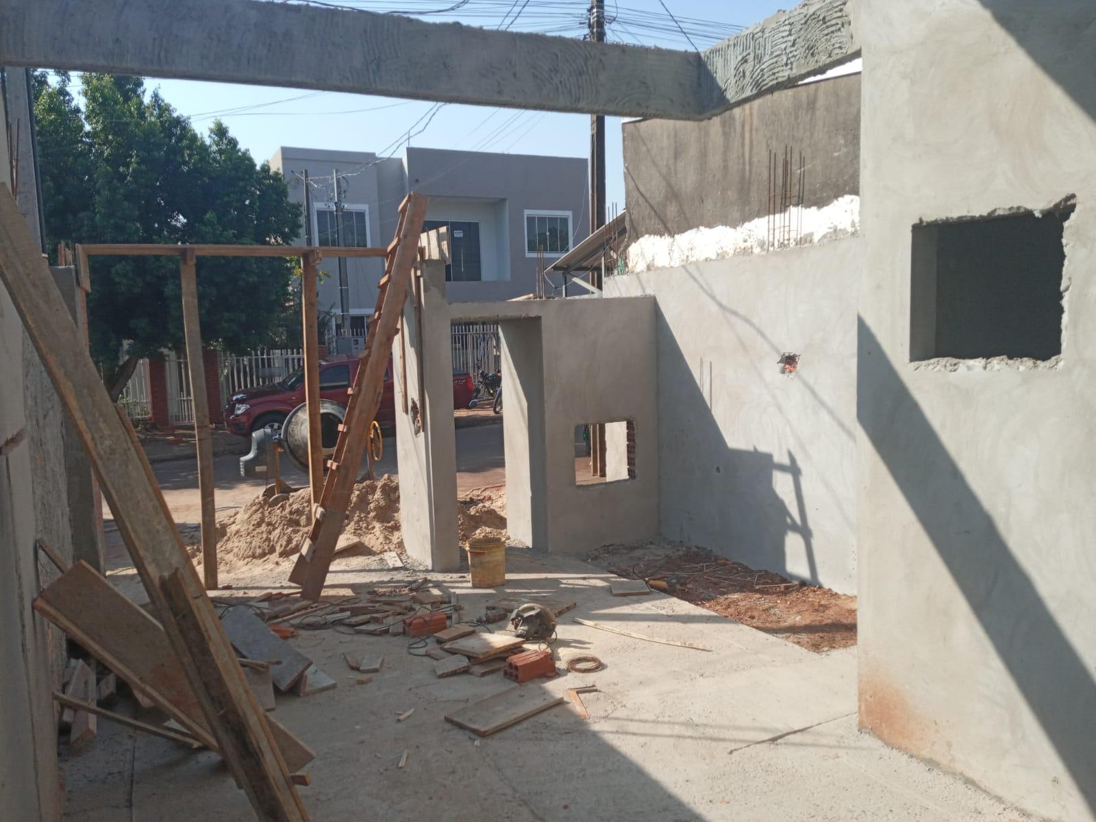 Linda Casa com Suíte e Sobra de Terreno em Construção no Jardi...