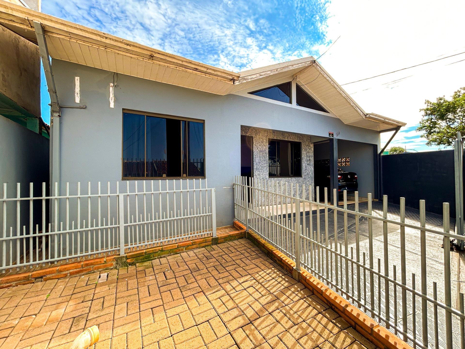 Casa Muito Bem localizada em Esquina com Churrasqueira no Jard...