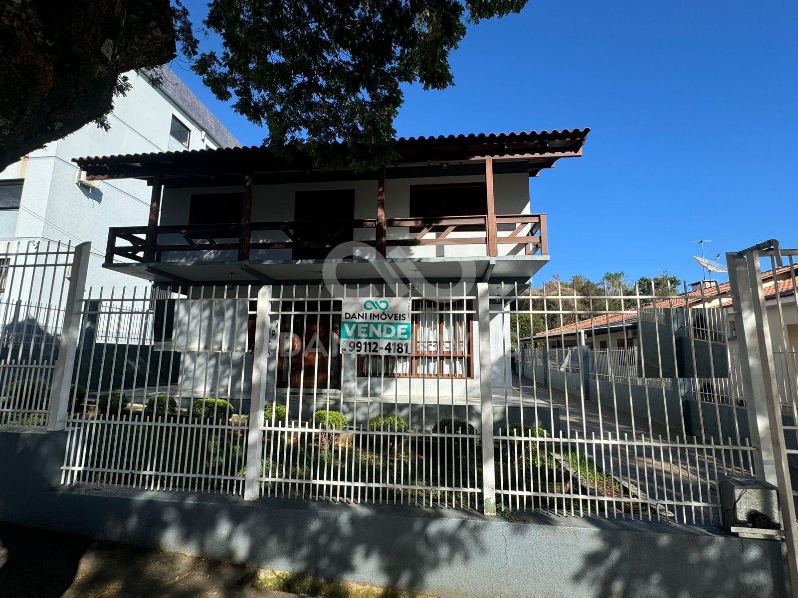 CASA AMPLA COM PISCINA E QUIOSQUE, SEMIMOBILIADA, REGIÃO NOBRE...