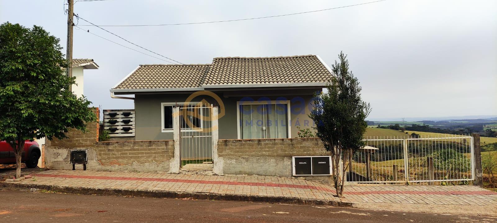 Linda e espaosa casa para venda, com ptio enorme, gramado, pomar em um lugar tranquilo e sossegado