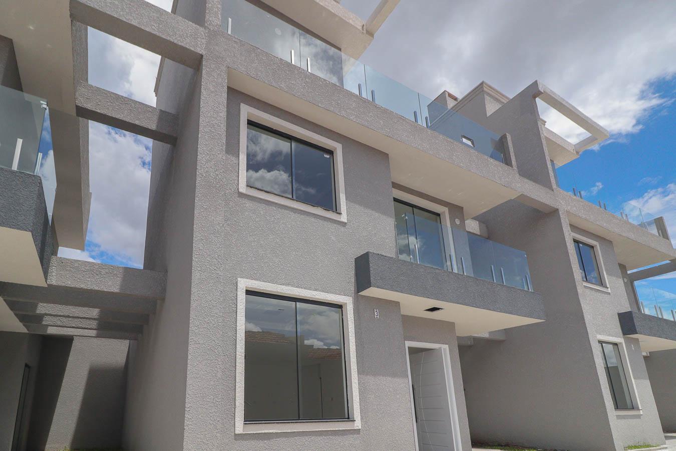 Sobrado à venda 3 Quartos, no pinheirinho, CURITIBA - PR