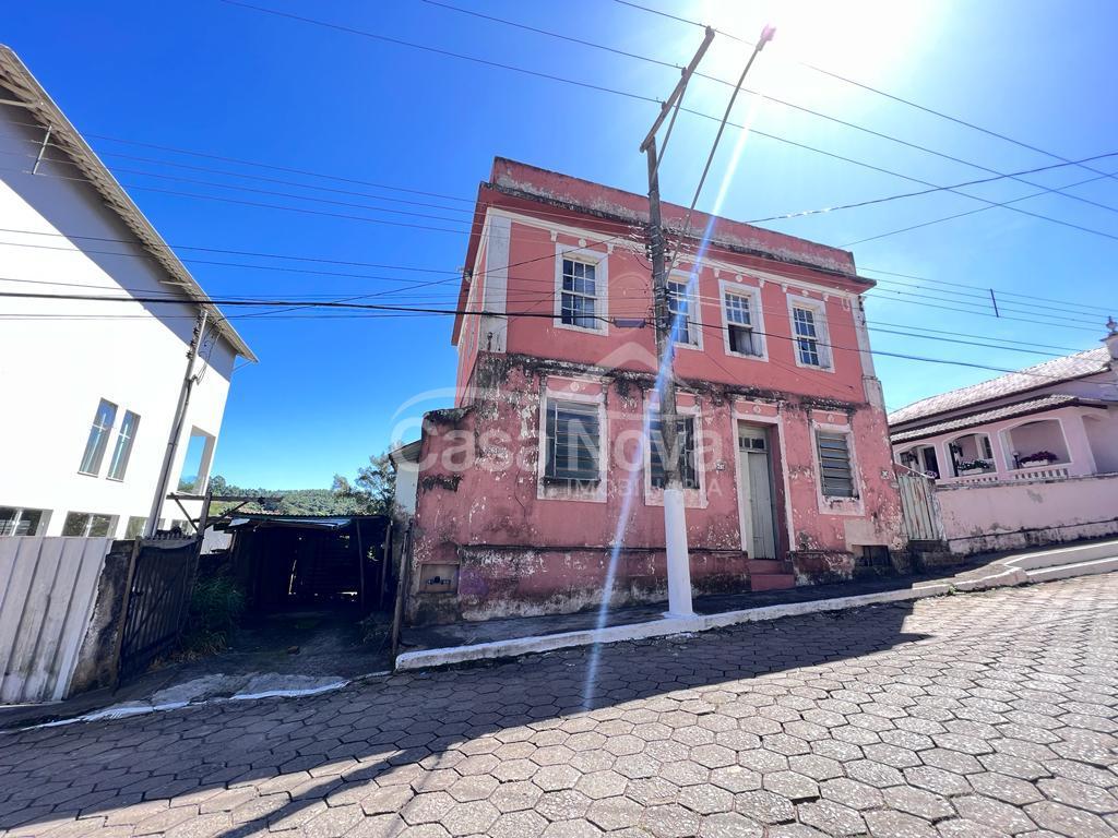 Sobrado centenário no centro de Ressaquinha.