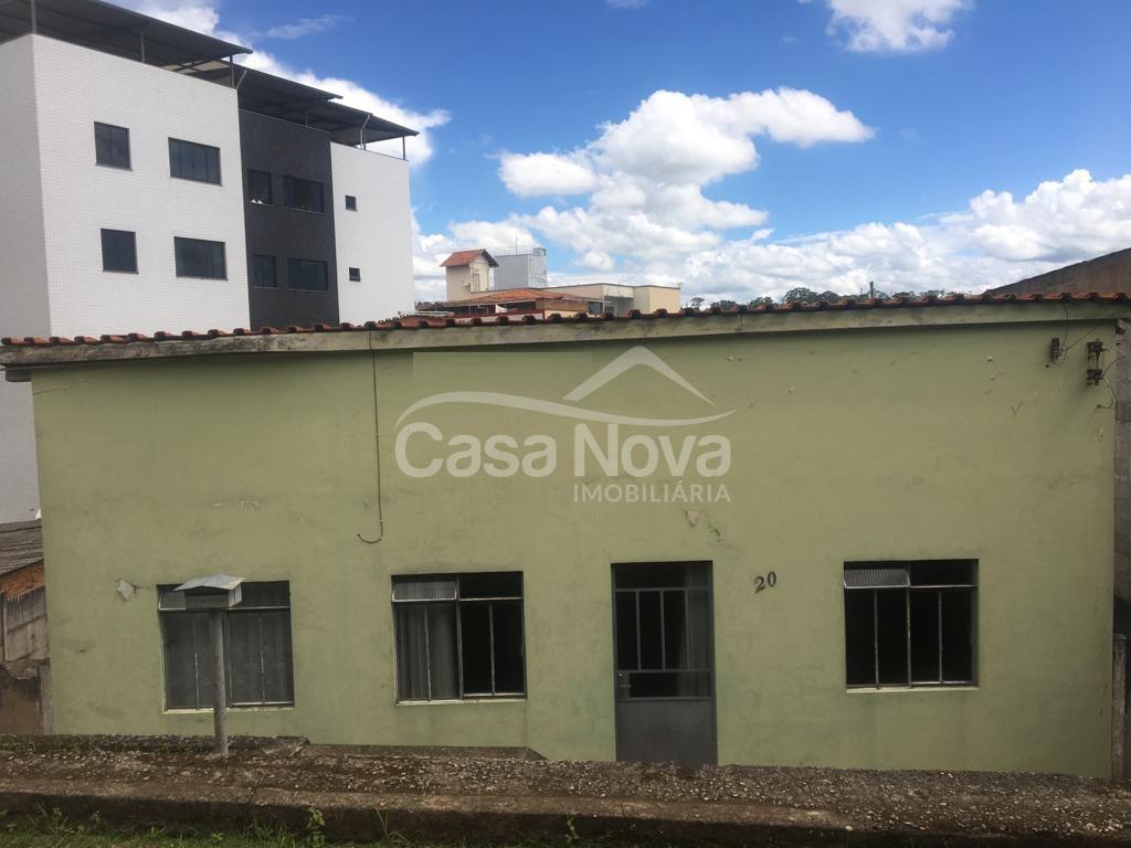 Casa com 3 quartos e varanda no Bairro São Pedro em Barbacena.