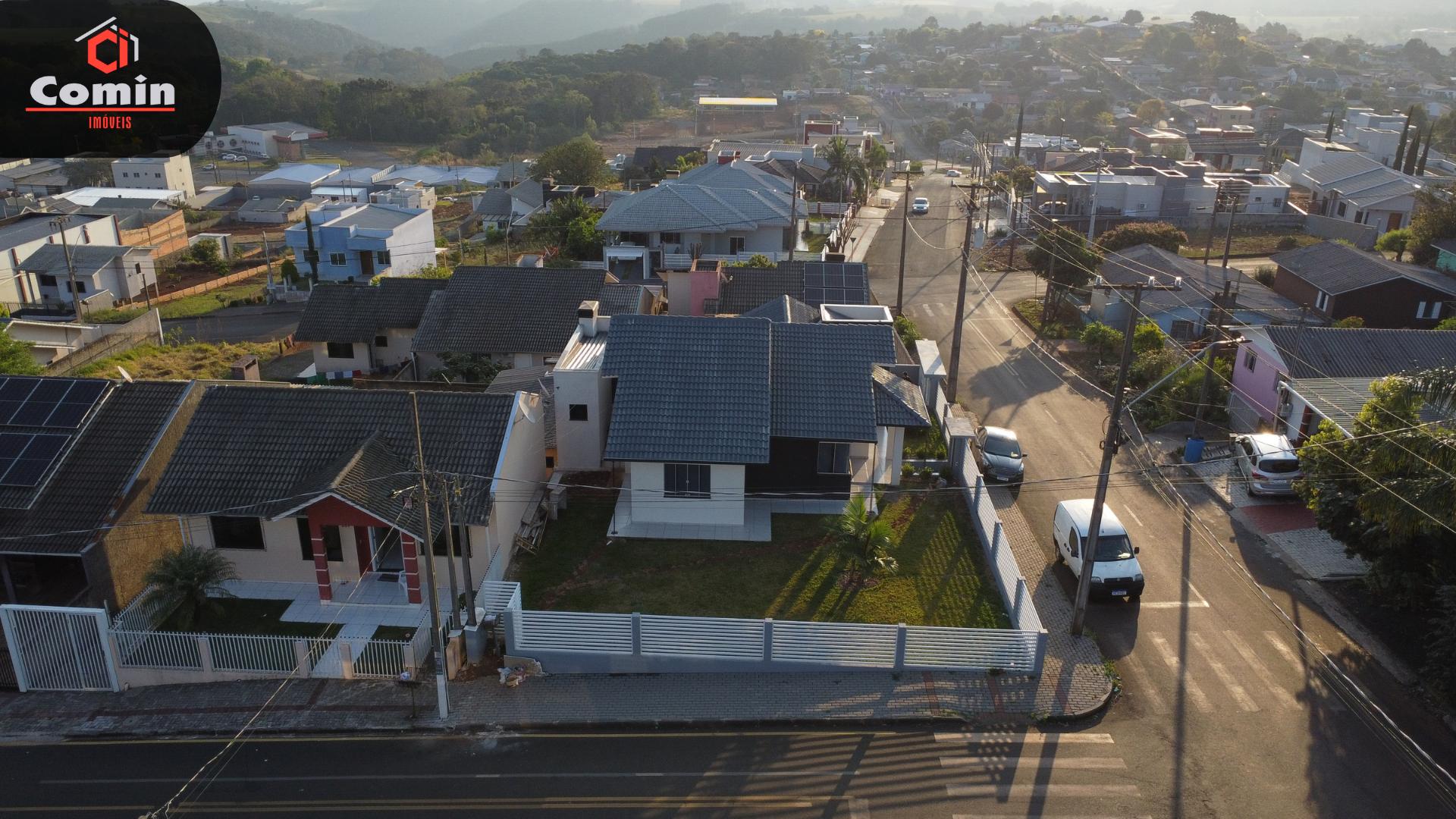 Casa com uma suíte, dois dormitórios, salão de festas completo...