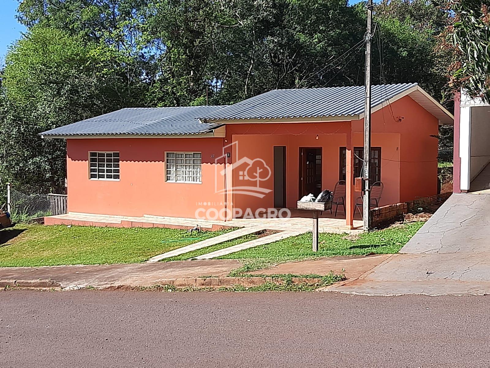 Casa localizada no Jardim Bressan em Toledo - PR com três quartos