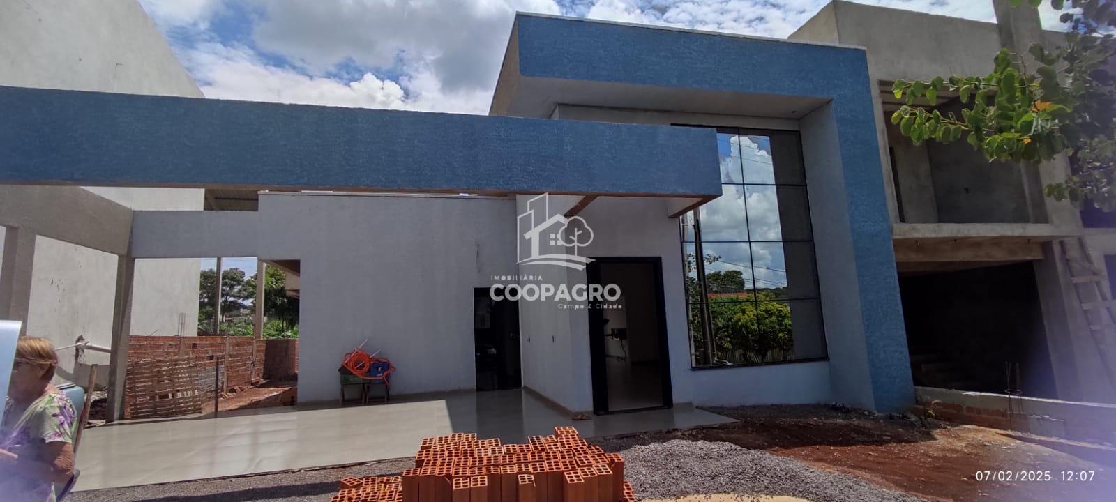 Casa localizada no Jardim Parizotto - Toledo - PR. Com três do...
