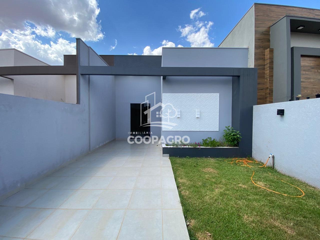 Casa ? venda, p? direto alto, piso de porcelanato,box nos banh...