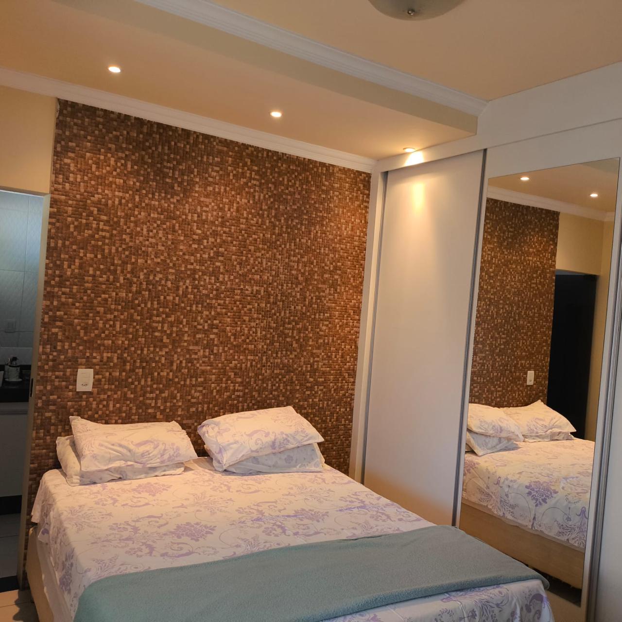 3 quartos, 2 suítes, copa , cozinha,sala dois ambientes, área de lazer completa, piscina, varanda