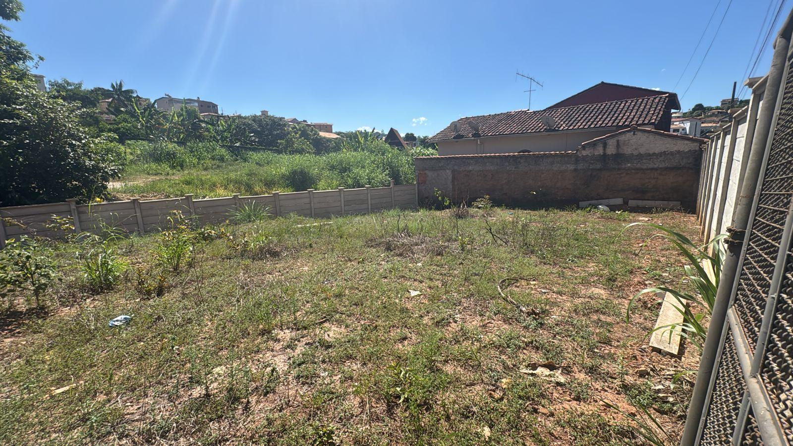 Lote de 320m  no bairro Santa Monica. Excelente localização para fins residenciais e investimento