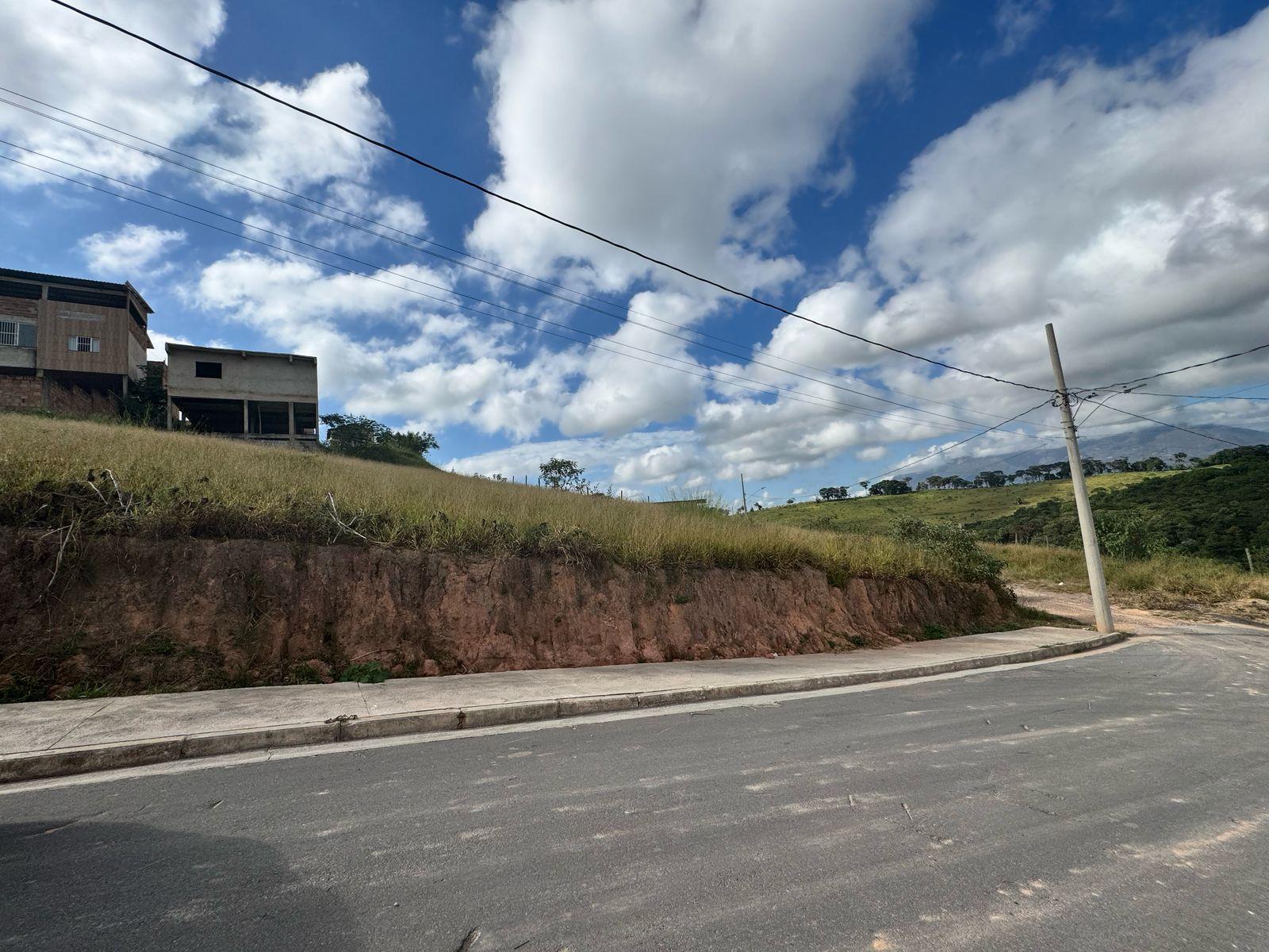 Lote 360m  - Bairro Monte Carlos - Infraestrutura completa, possui escritura e registro.