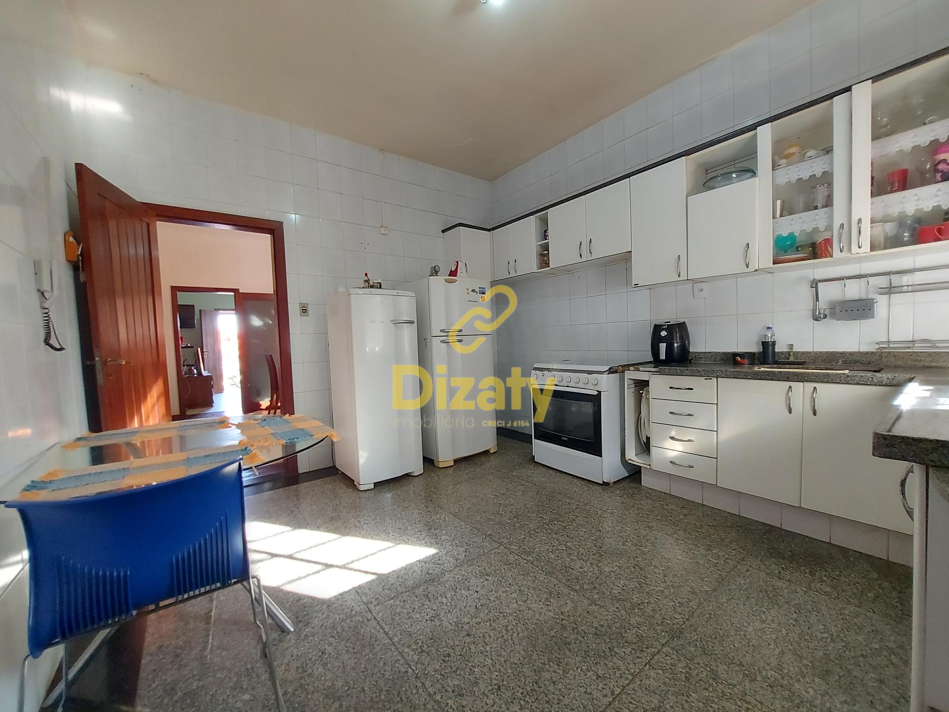 Casa à venda com 3 quartos, 360m² - Foto 8