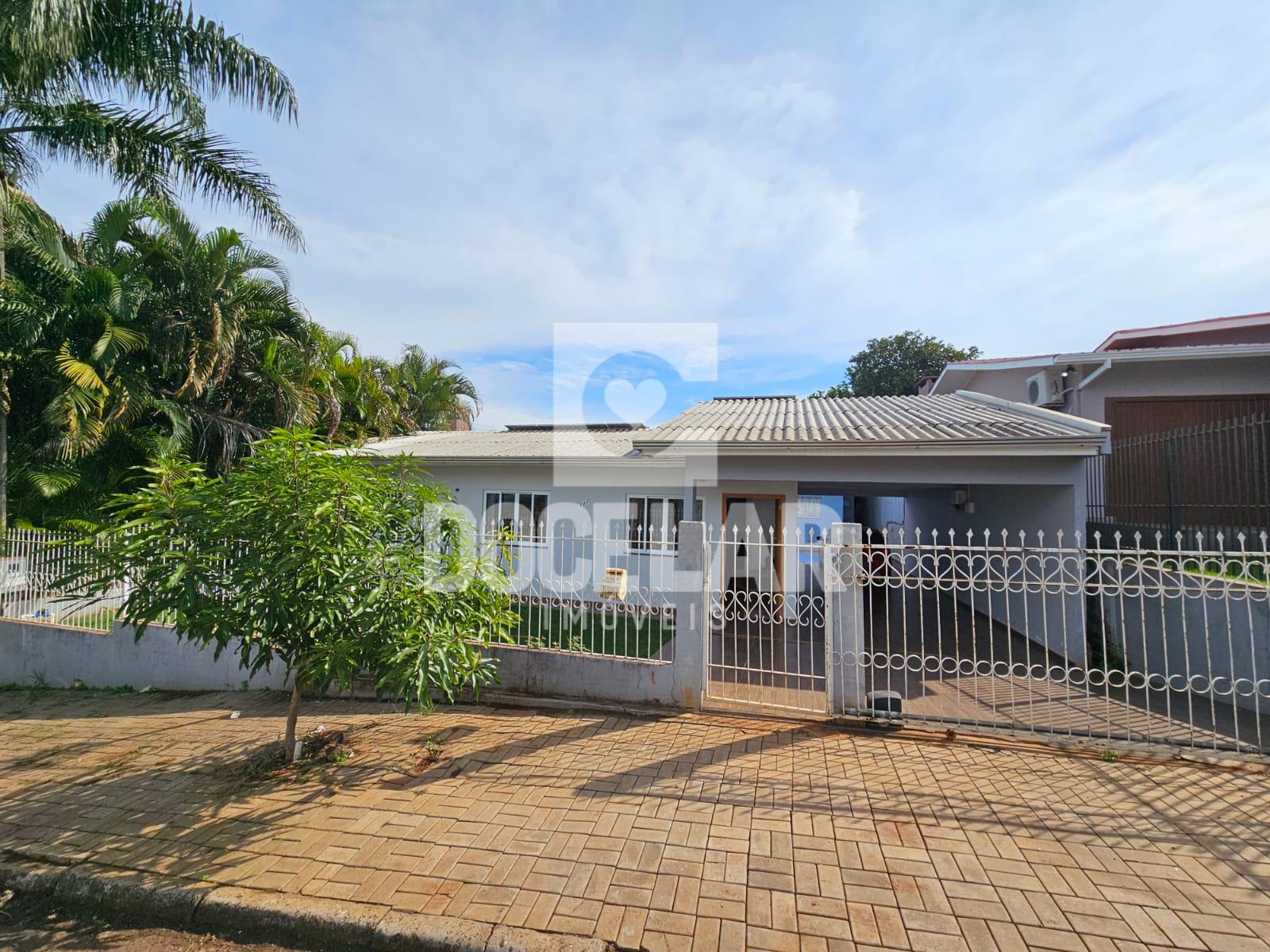 Amplo lote contendo duas casas, com piscina, próximo à CISS, D...