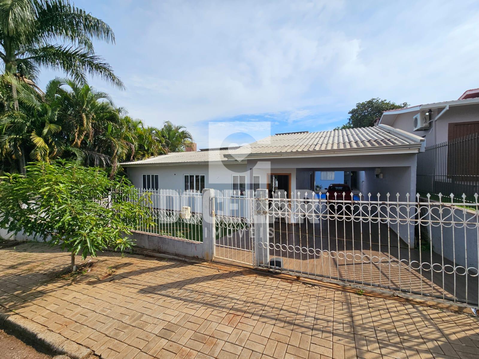 Amplo lote contendo duas casas, com piscina, próximo à CISS, D...