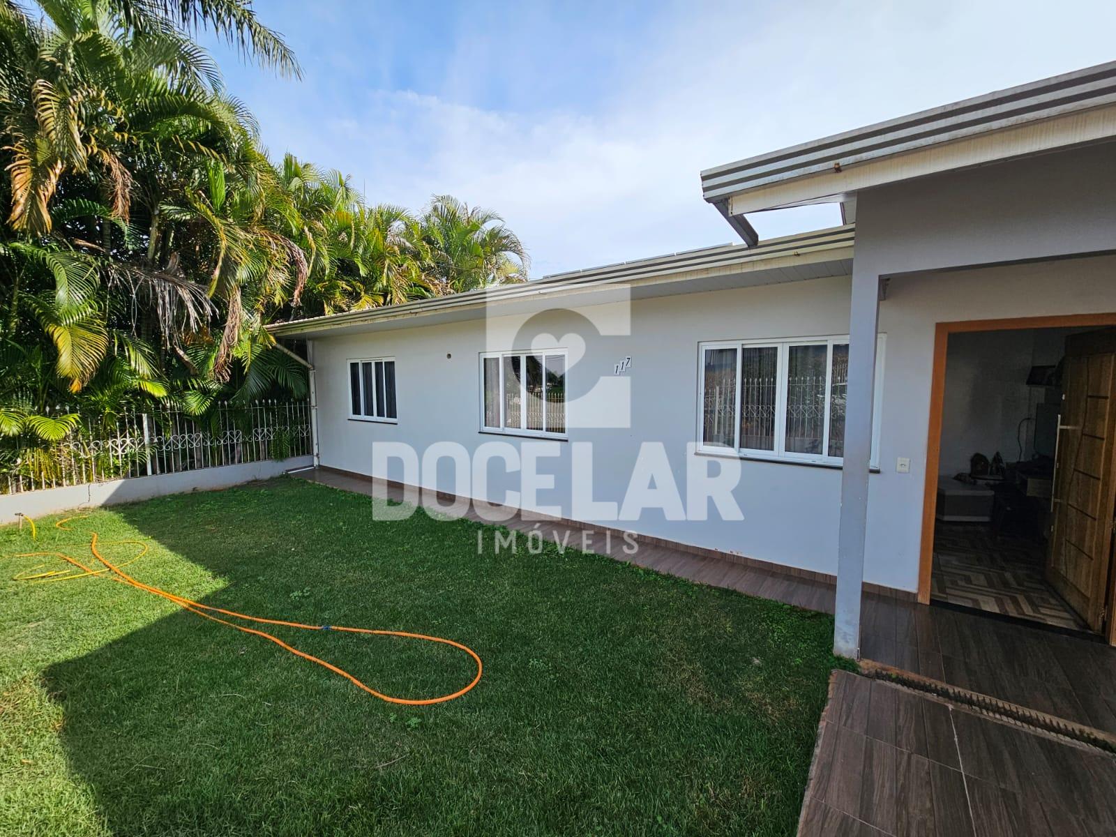 Amplo lote contendo duas casas, com piscina, próximo à CISS, D...