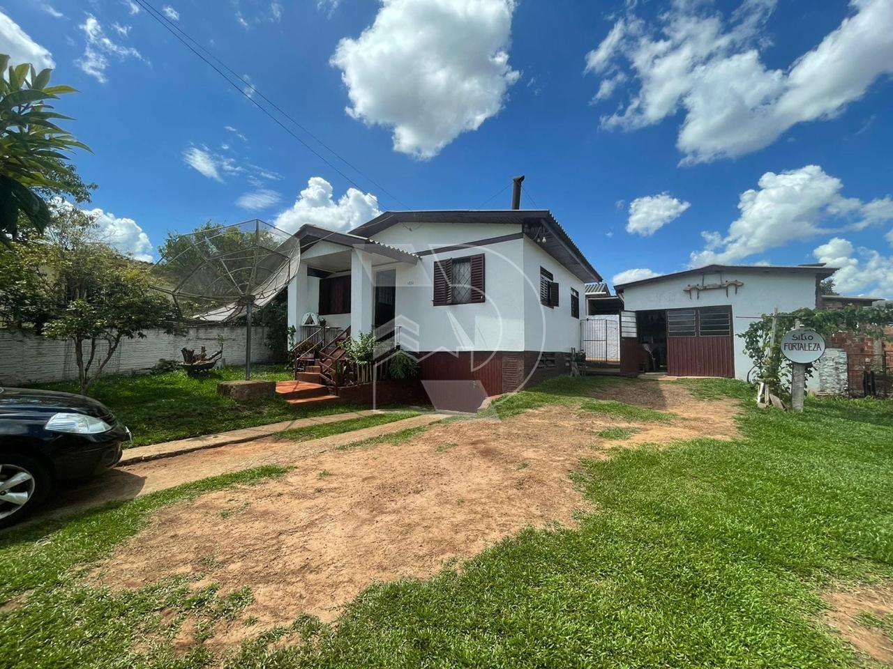 Casa com 2 dormitórios e amplo pátio no bairro Vera Cruz.