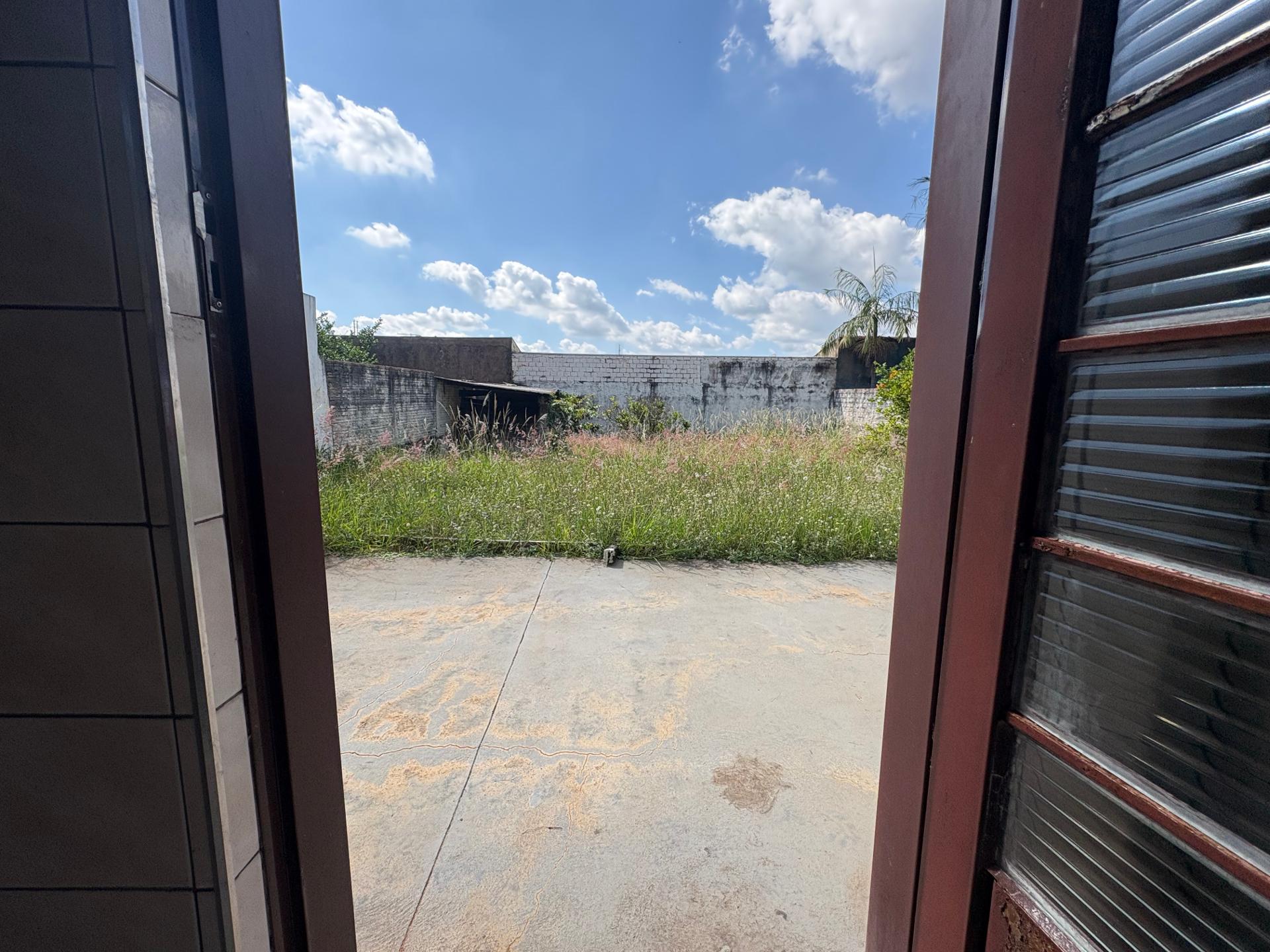 Casa para alugar com 2 quartos, 420m² - Foto 11