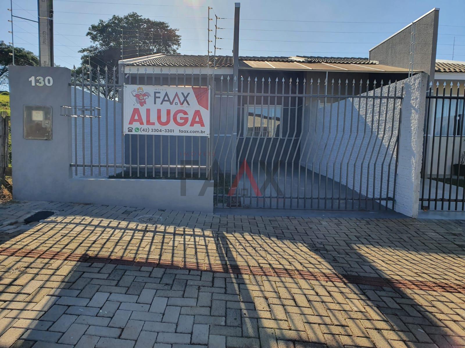 CASA COM AMPLO ESPAÇO DE TERRENO  COM DECK E CHURRASQUEIRA COBERTA E SUÍTE