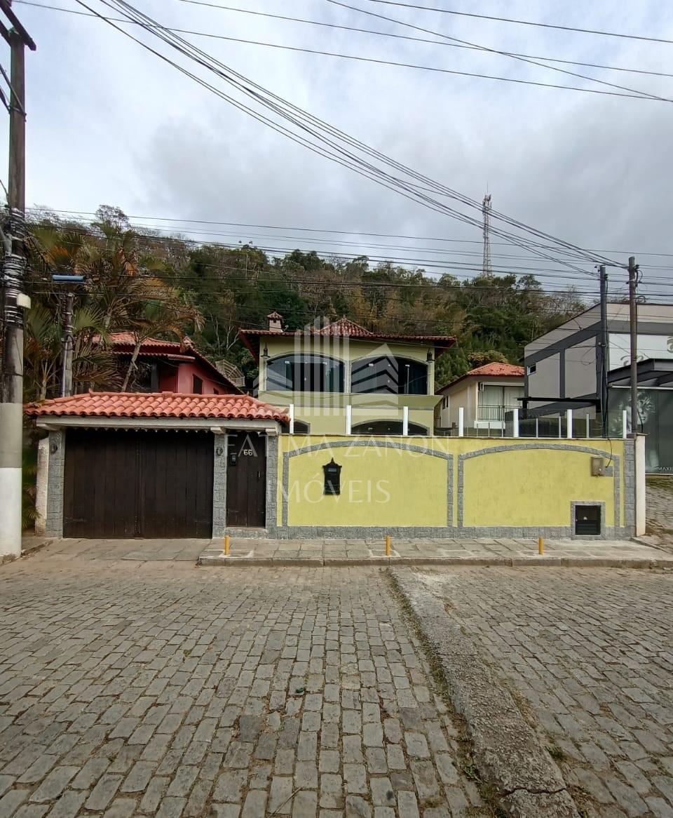 Linda casa duplex em Correas com 4 quartos sendo 3 suítes, amp...