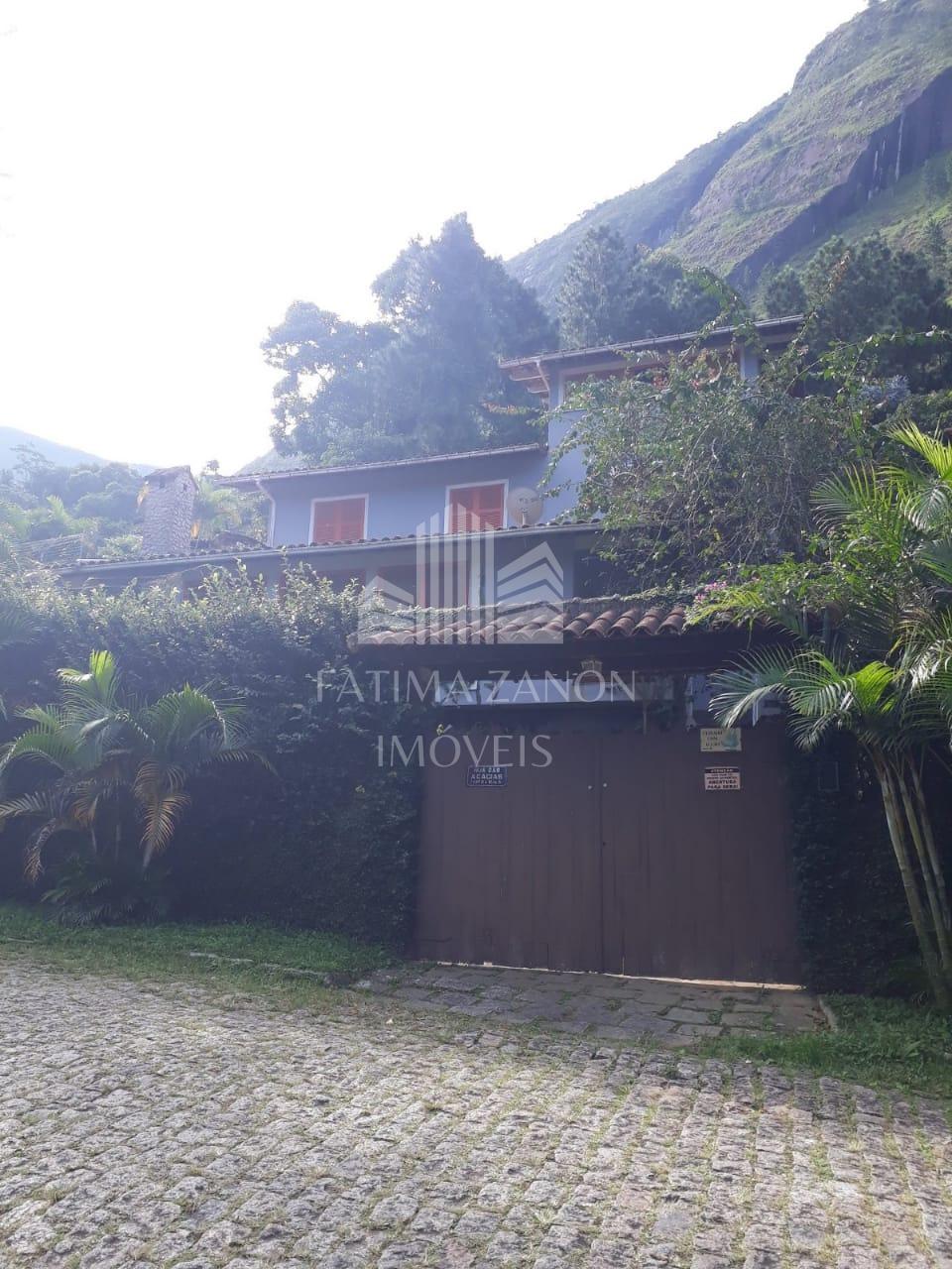 Linda casa tipo sítio no Vale dos Esquilos com 6 quartos sendo...