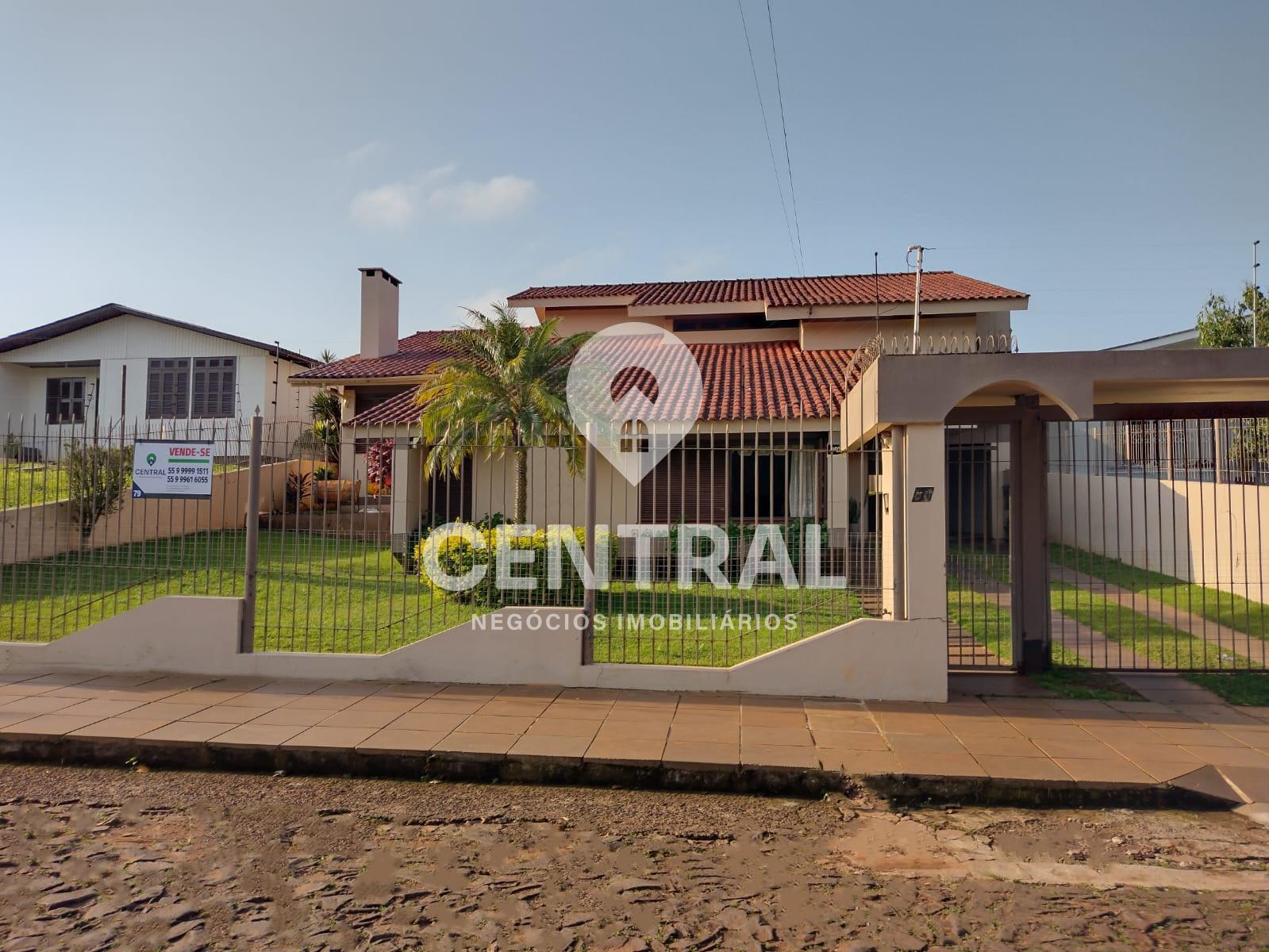 casa Ampla e espaçosa, com belo pátio na frente e atrás.