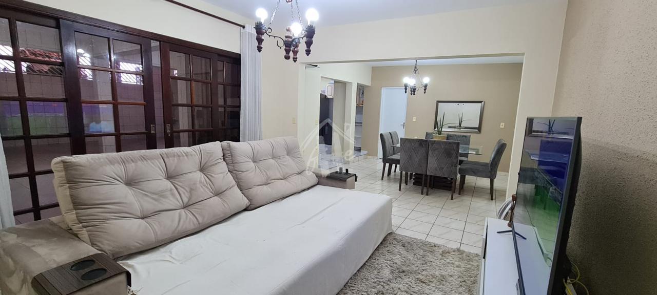 ?tima casa com 285m  localizada no bairro Jardim Tulipas, Jund...