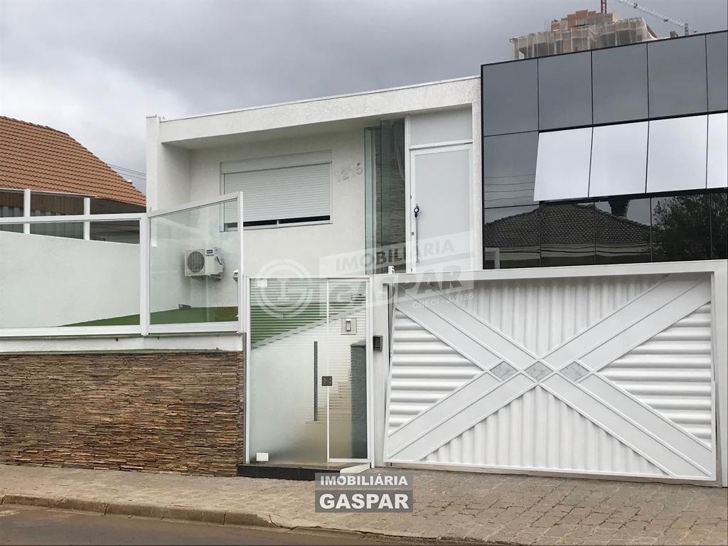 Casa disponível para venda, localizada em Centro- Guarapuava.