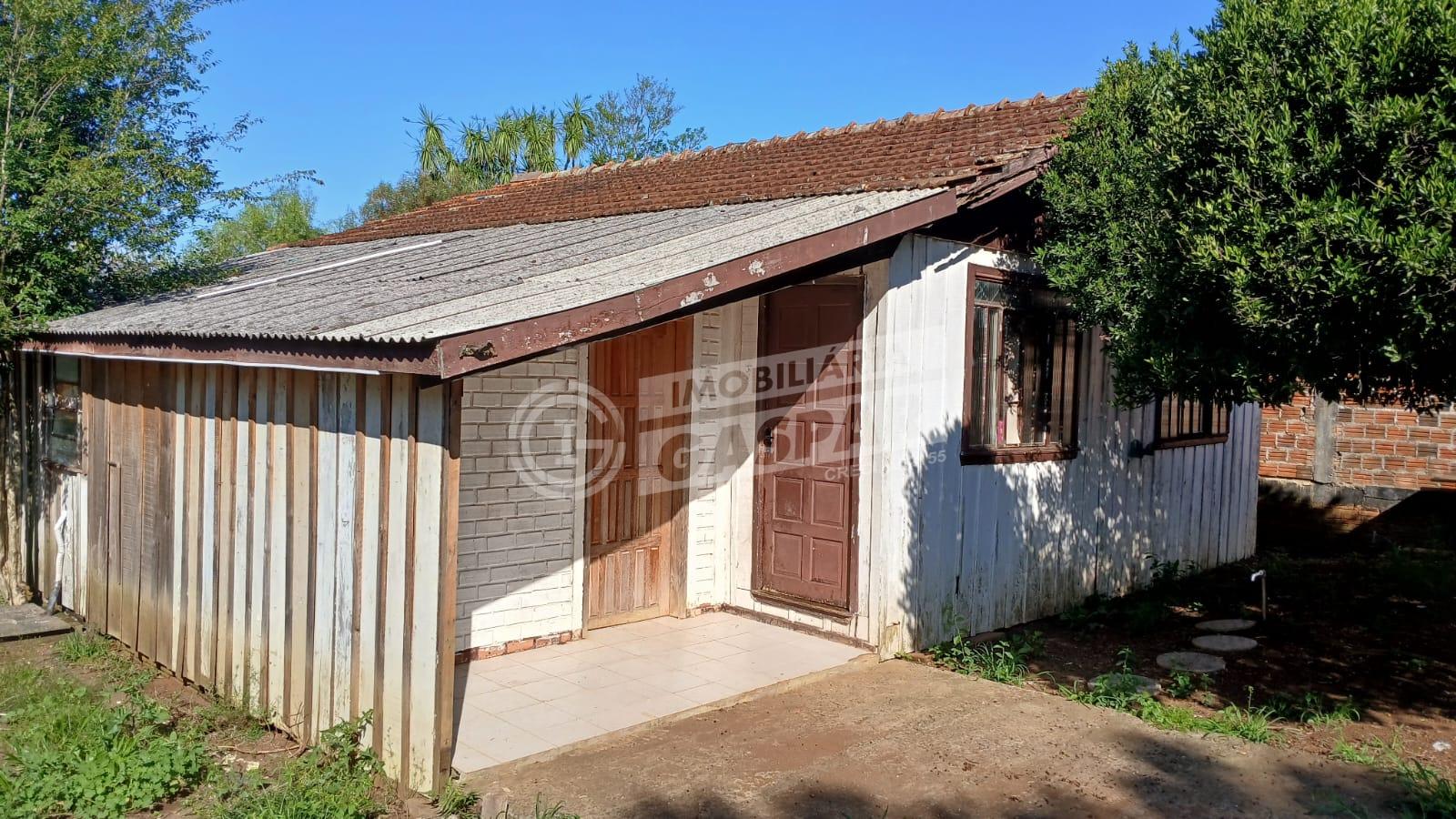 CASA EM MADEIRA  DE FUNDOS BAIRRO SANTANA