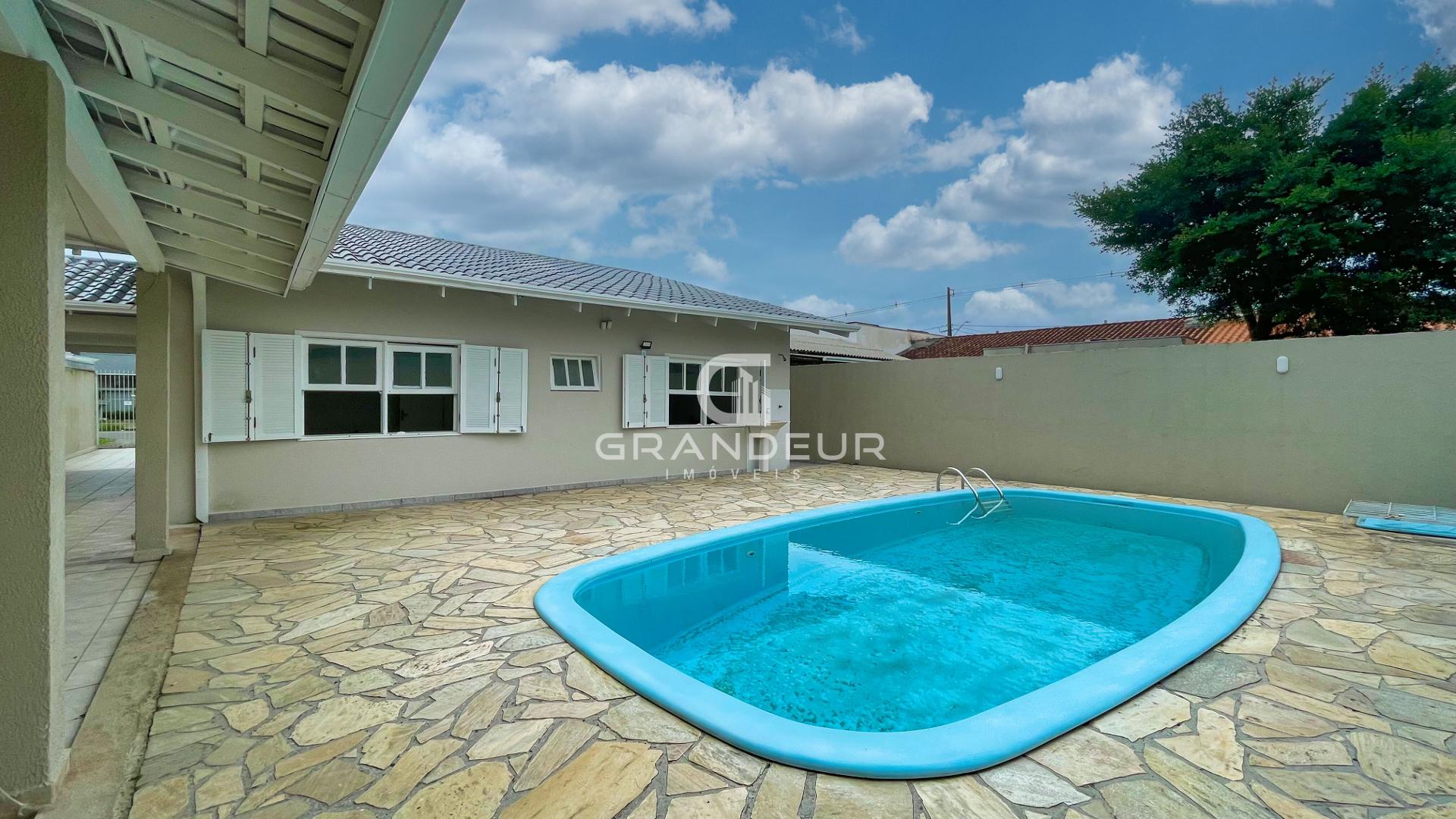 Residência Familiar com Suíte, Piscina e Churrasqueira em Terr...