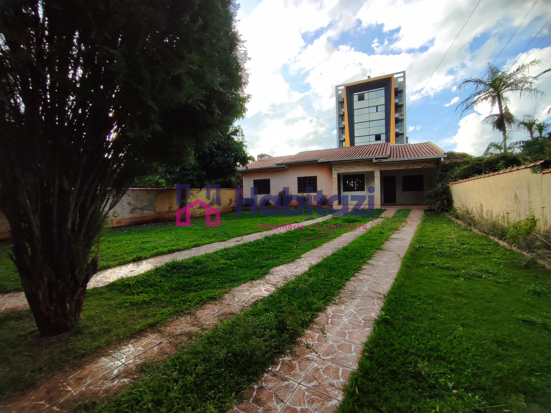 Casa com amplo terreno à venda, Centro, TOLEDO - PR