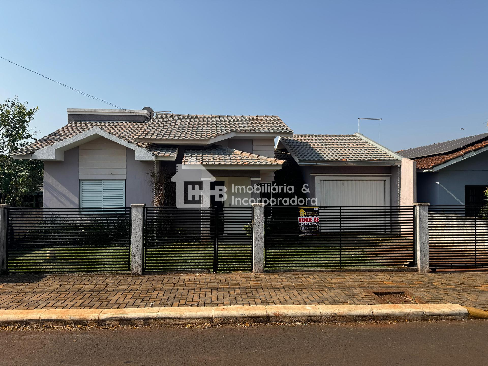 Casa a venda com piscina, próximo a mercados, bairro Caramuru-...