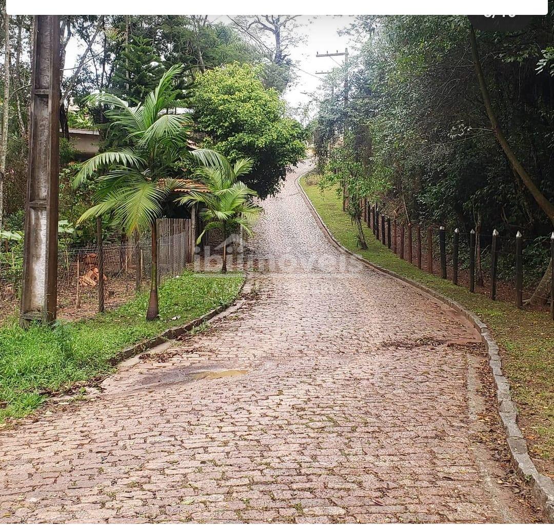 Terreno murado com Cumeeiras, Terraplanado, Poste de Luz e Int...