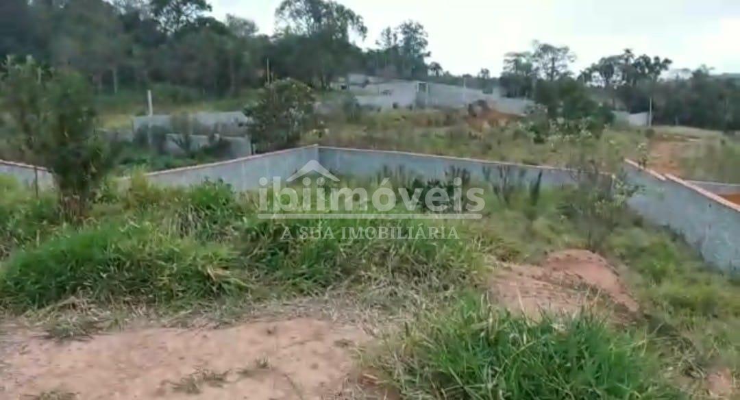 Terreno murado com Cumeeiras, Terraplanado, Poste de Luz e Int...