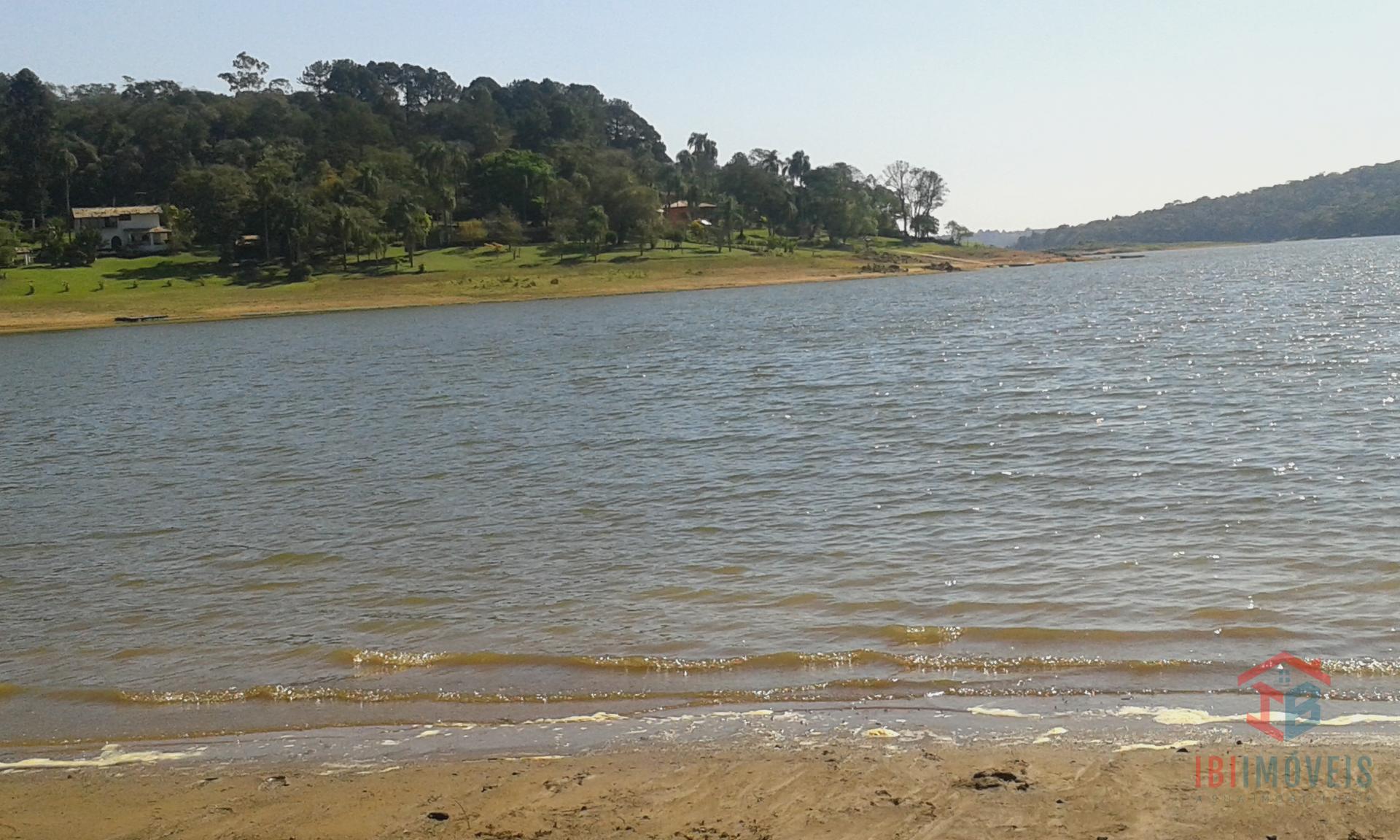 Terreno em loteamento com portaria e acesso a represa